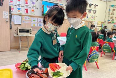 妹妹，我們需要5片紅蘿蔔。