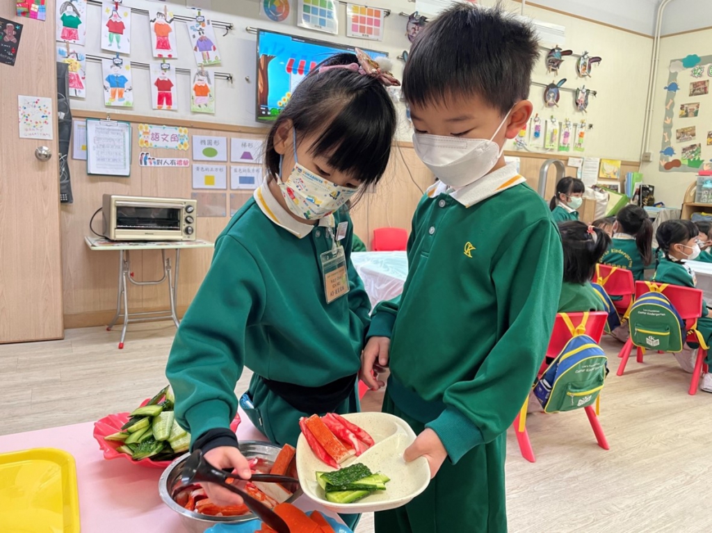 妹妹，我們需要5片紅蘿蔔。