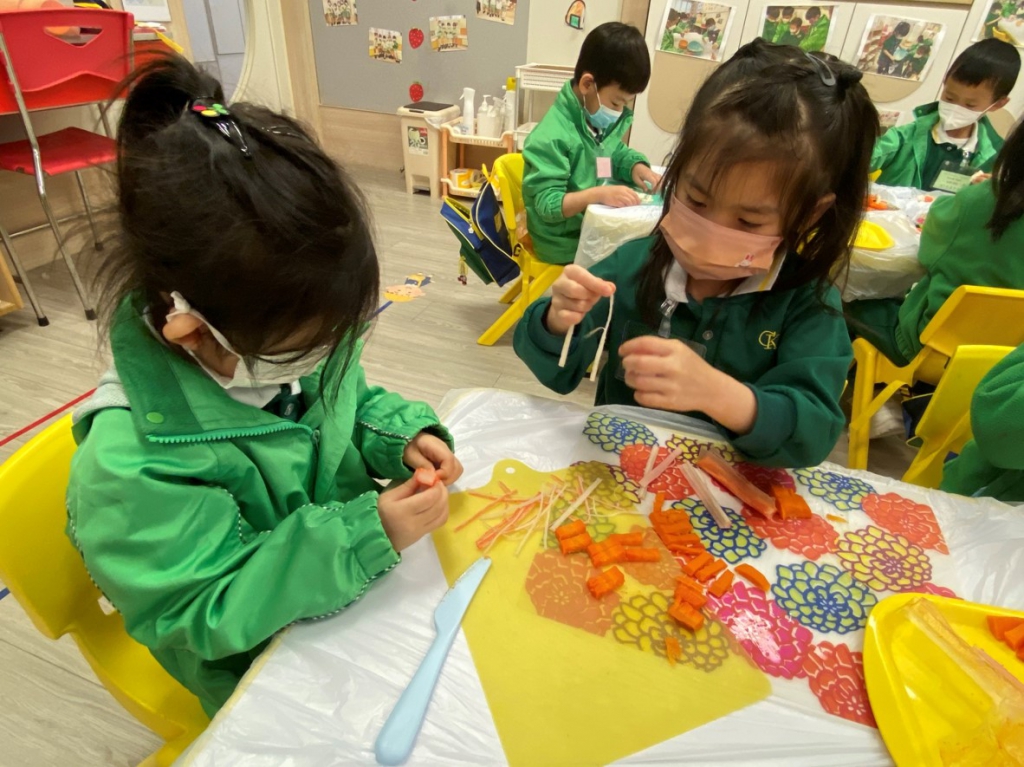 小心撕開蟹柳，很容易斷裂的！