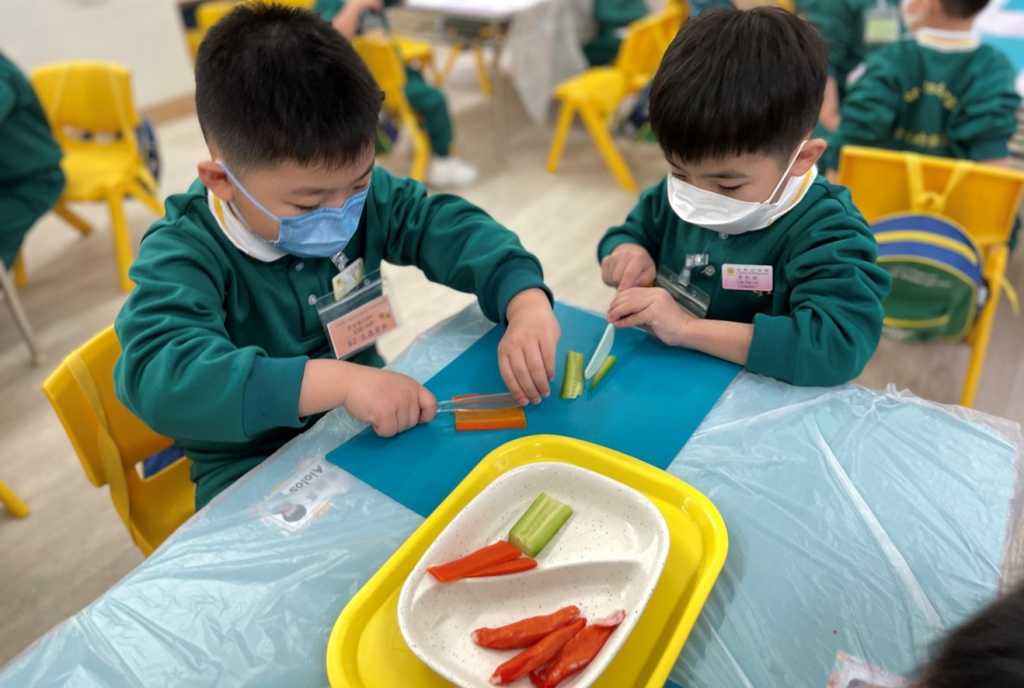 弟弟，青瓜和紅蘿蔔都要切成絲呢！