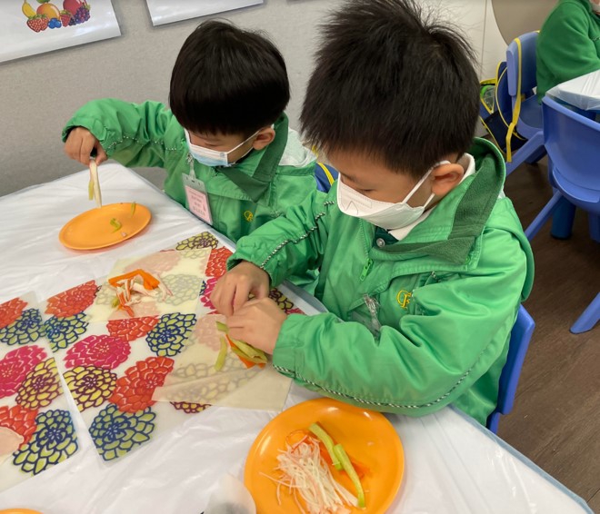 要將春卷皮向上捲好，原來不簡單！