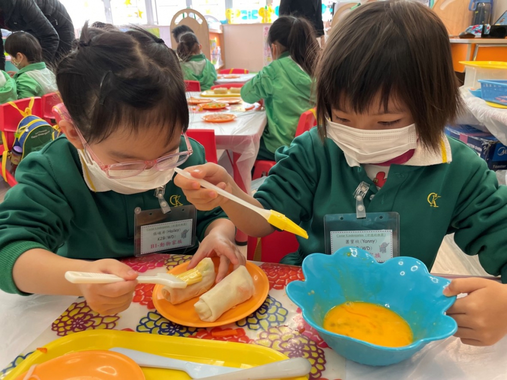 掃了蛋漿的春卷皮，焗好後更漂亮呢！