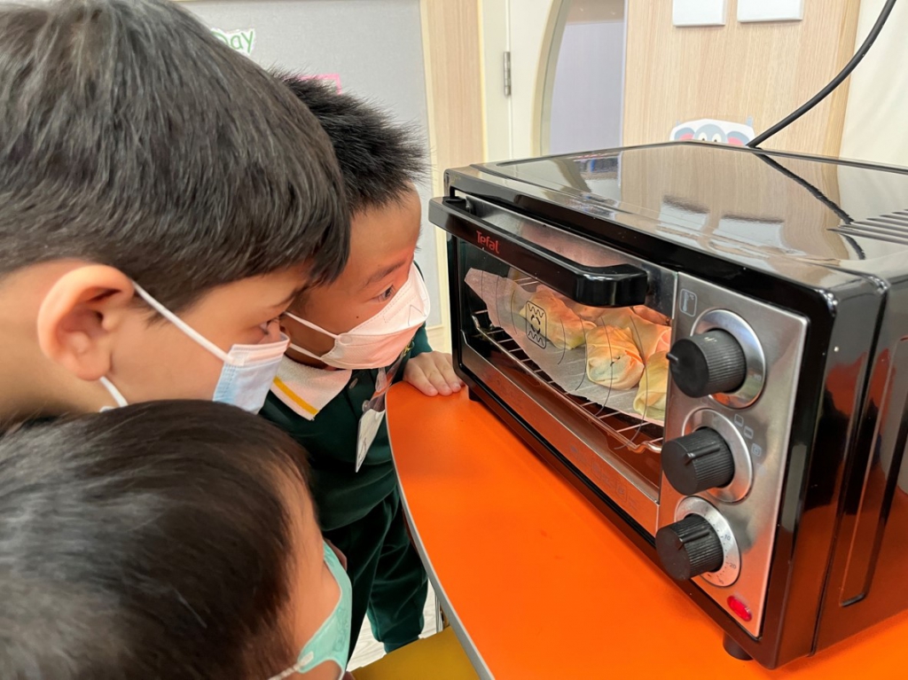 開始變成金黃色，快要出爐了！