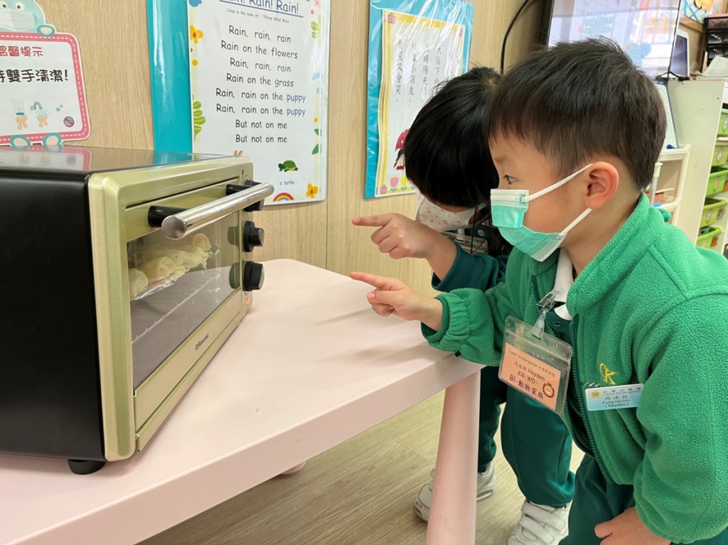 姊姊你看，春卷皮快變成金黃色了！