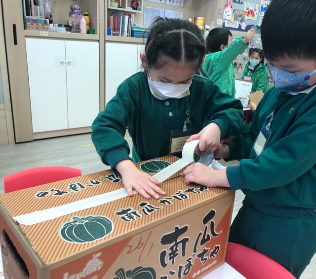 你按著，我來貼，分工合作一定得！