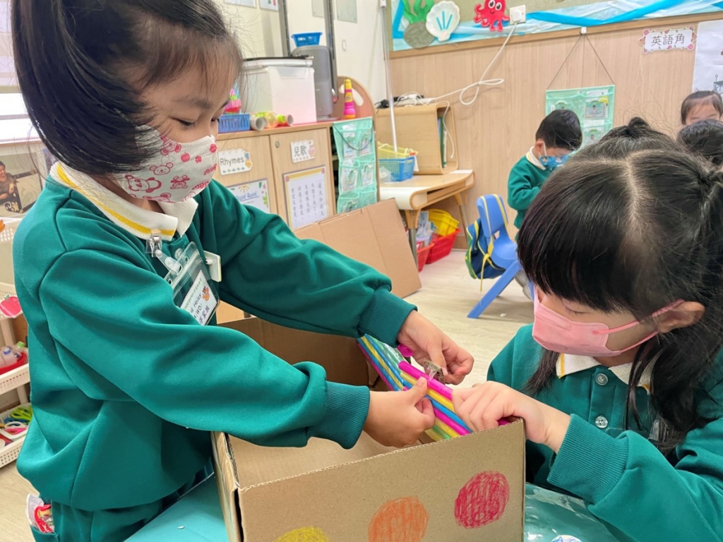 要貼得穩妥一點，貨物才不會跌出來！