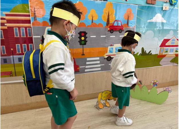 看！珍珠阿姨的車子差點撞倒貴賓狗了！