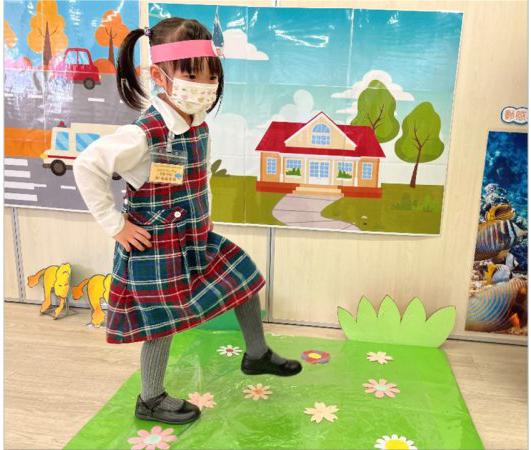 霍斯生氣得用力踩了一朵花！